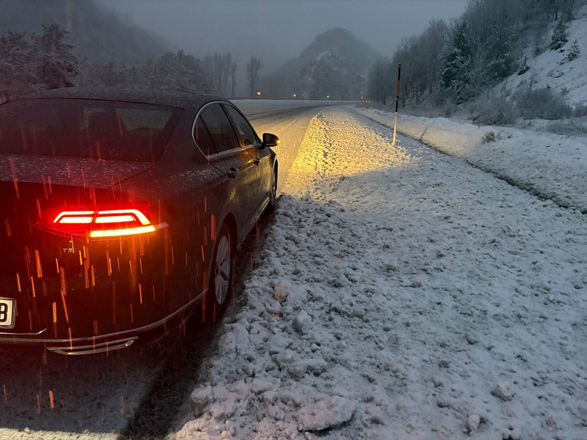 Sivas'ın Suşehri ile Zara ilçeleri arasında bulunan Geminbeli Geçidi'nde kar yağışı etkisini...