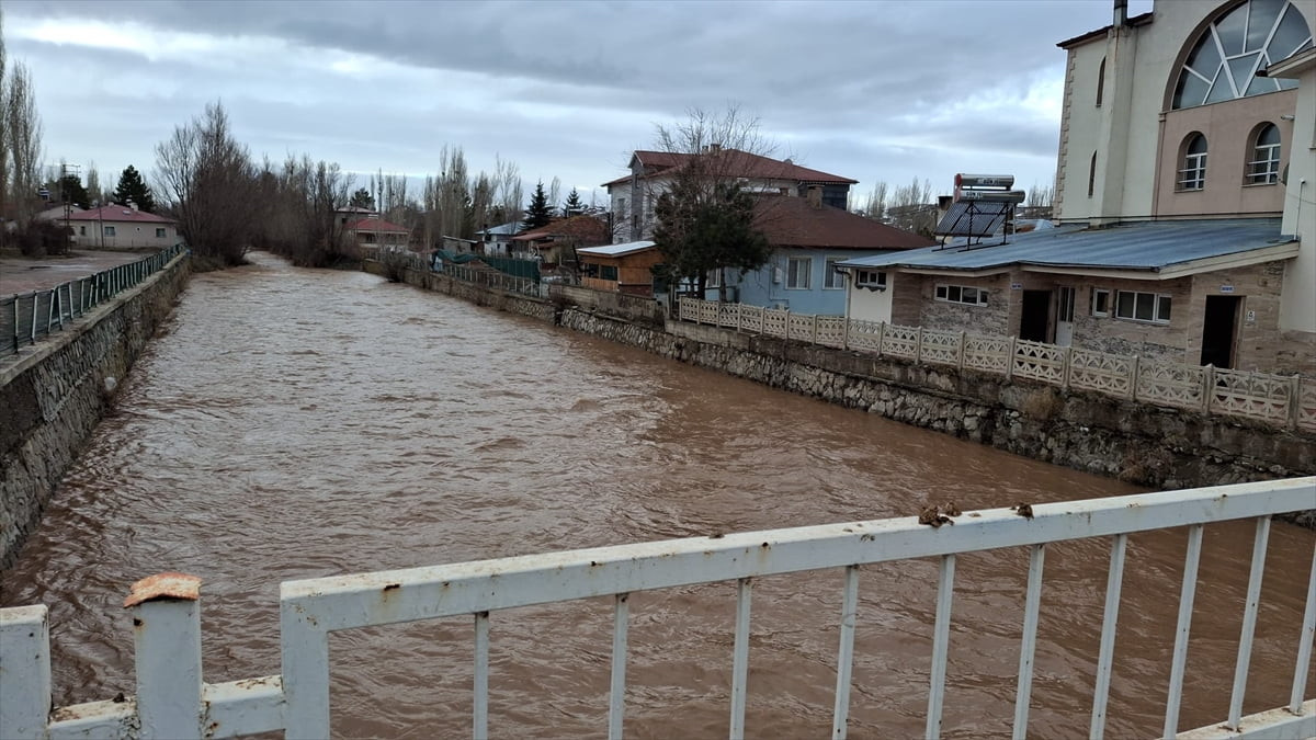 Sivas'ın Ulaş ilçesinde eriyen kar suları, Tecer Irmağı'nın debisini yükseltti.