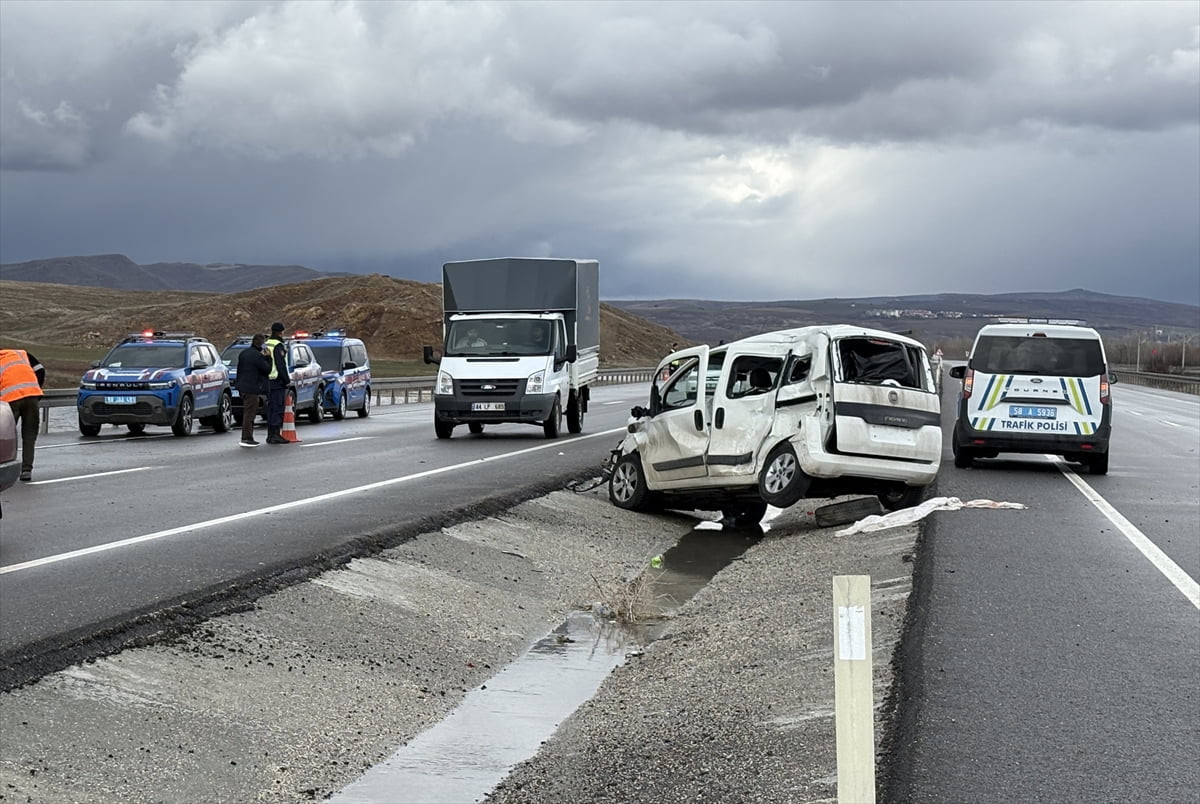 Sivas'ın Ulaş ilçesinde tır ile çarpışan hafif ticari aracın sürücüsü ağır yaralandı.