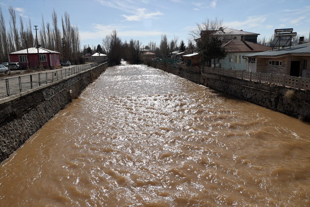 Sivas'ın Ulaş ilçesinde yaklaşık 10 bin dönüm ekili tarım arazisi, karların erimesi ve ırmağın...