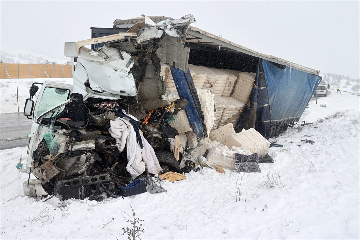 Sivas'ın Yıldızeli ilçesinde iki tırın çarpışması sonucu 1 kişi hayatını kaybetti, 2 kişi...