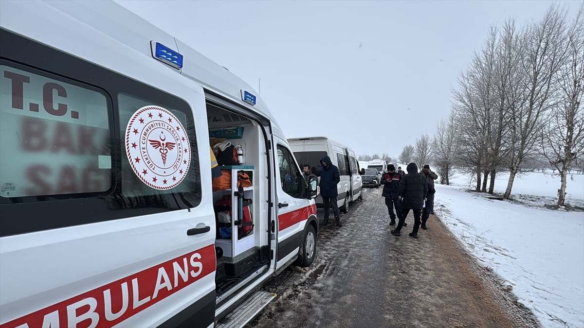Sivas'ın Yıldızeli ilçesinde öğrenci servisinin devrilmesi sonucu ilk belirlemelere göre 10 kişi...