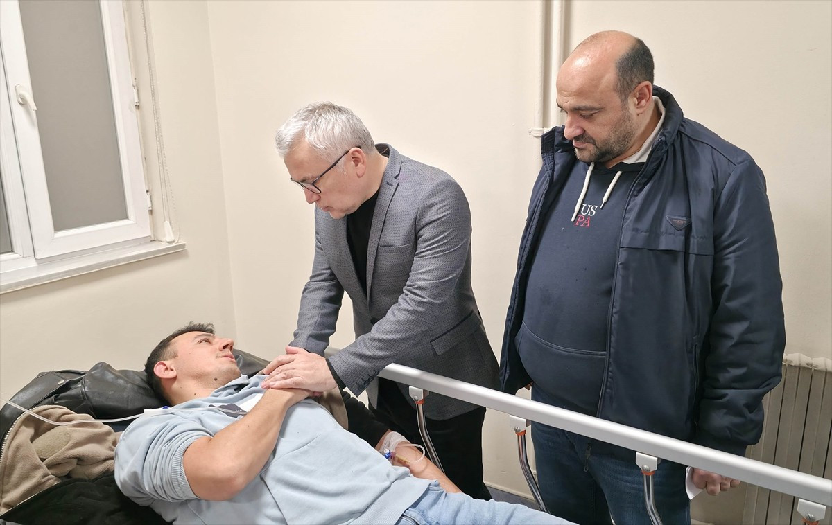 Sivas'ın Zara ilçesinde, cezaevi ring aracının devrilmesi sonucu 2'si ağır 9 kişi yaralandı. Sivas...