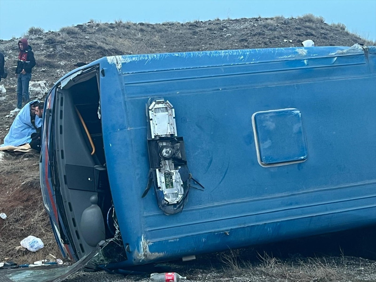 Sivas'ın Zara ilçesinde, cezaevi ring aracının devrilmesi sonucu 3'ü ağır 9 kişi yaralandı.