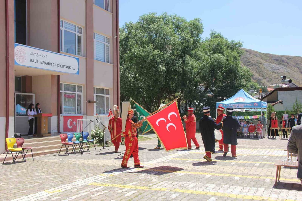 SİVAS'IN ZARA İLÇESİNDE DÜZENLENEN SENE SONU ŞENLİĞİNDE HALK OYUNLARI VE MEHTERAN GÖSTERİSİ...
