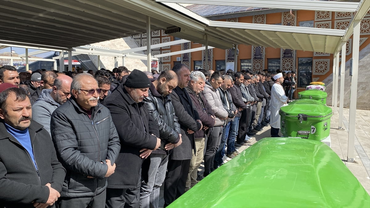 Sivas'ta 15 yaşındaki çocuğun tabancayla öldürdüğü babası Süleyman (50) ve ağabeyi Mehmet...