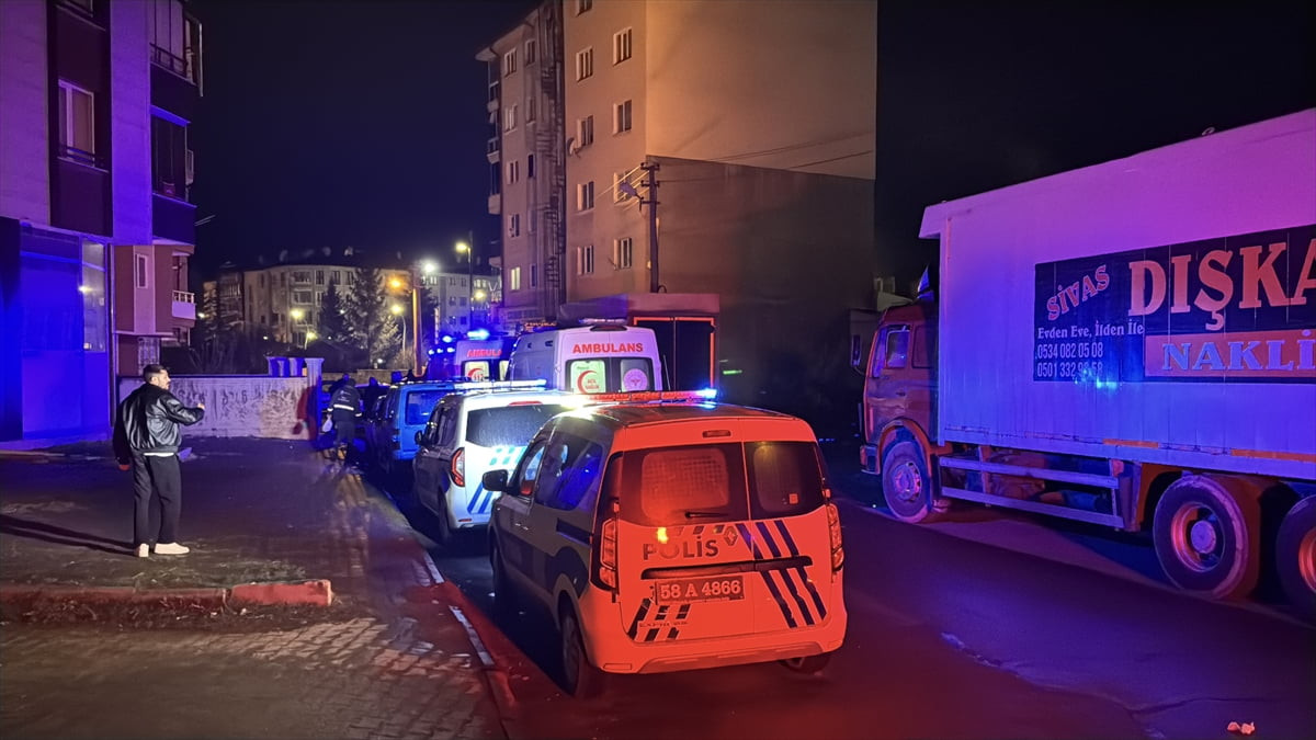 Sivas'ta 15 yaşındaki çocuk, babası ile ağabeyini silahla öldürüp, babaannesini ağır...