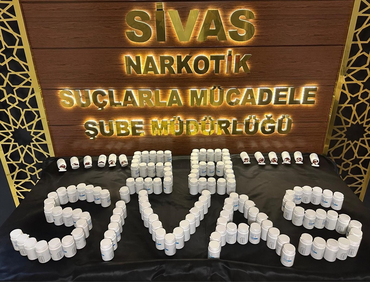 Sivas'ta 8 bin 246 sentetik uyuşturucu hap ele geçirilen operasyonda gözaltına alınan 1 zanlı...
