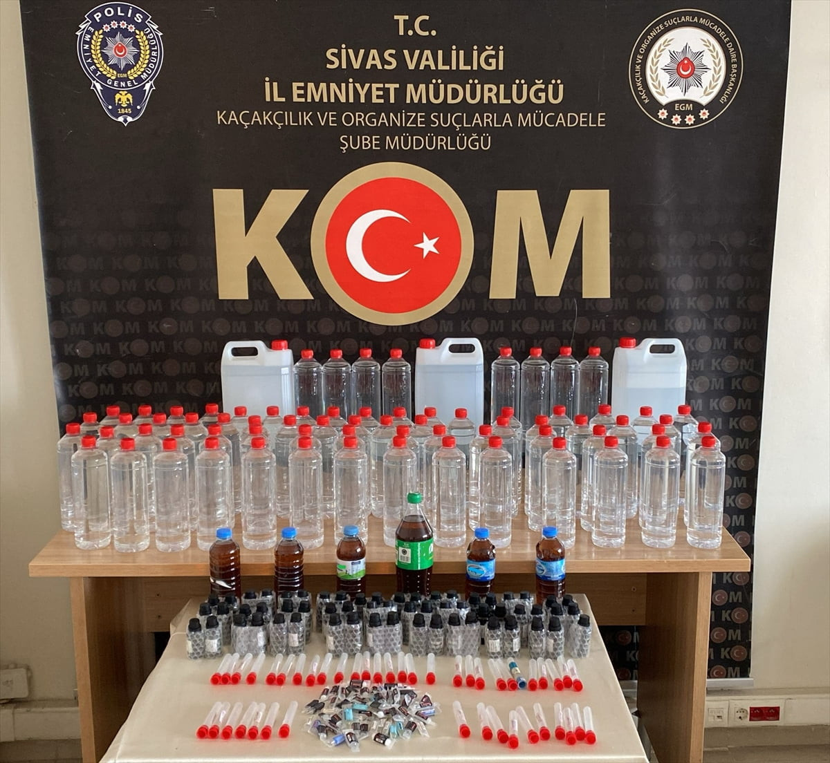 Sivas'ta 88,5 litre kaçak etil alkol ele geçirildi, 2 şüpheli gözaltına alındı.