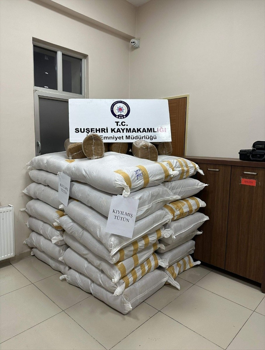 Sivas'ta 900 kilogram kaçak tütün ele geçirildi, 2 şüpheli gözaltına alındı.