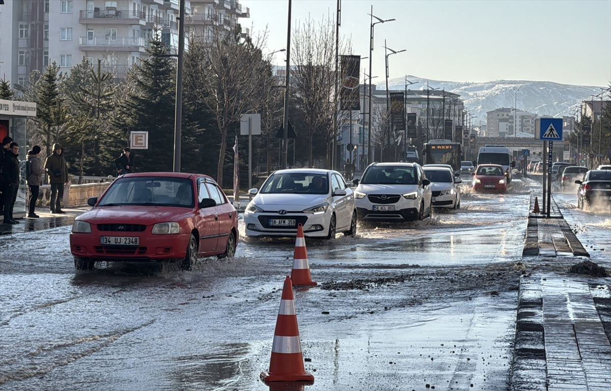 Sivas'ta ana şebeke su borusunun patlaması sonucu trafikte aksama yaşandı. Patlama nedeniyle yolda...