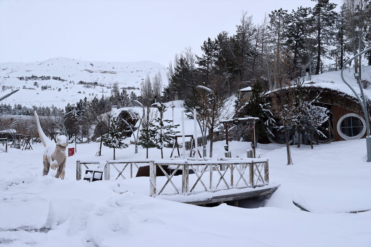 Sivas'ta aralıklı kar yağışı ve soğuk hava etkili oluyor. Paşabahçe Mesire Alanı'ndaki "Hobbit...