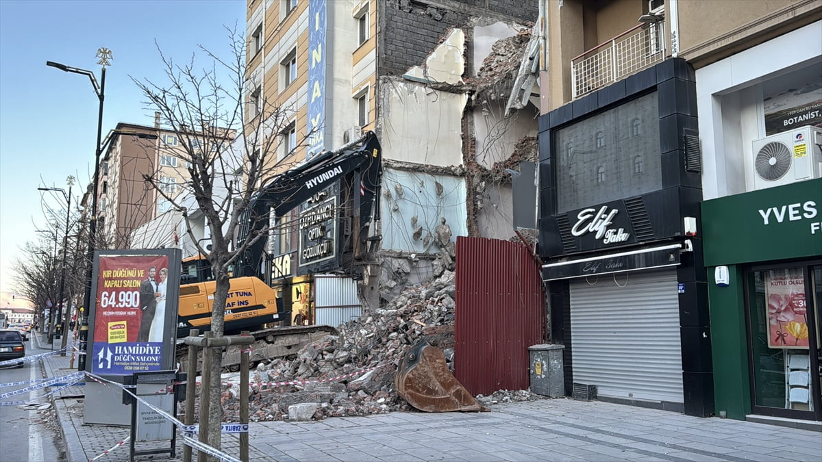 Sivas'ta bir binanın yıkımı sırasında bitişiğindeki binanın ana taşıyıcı kolonunun zarar görmesi...