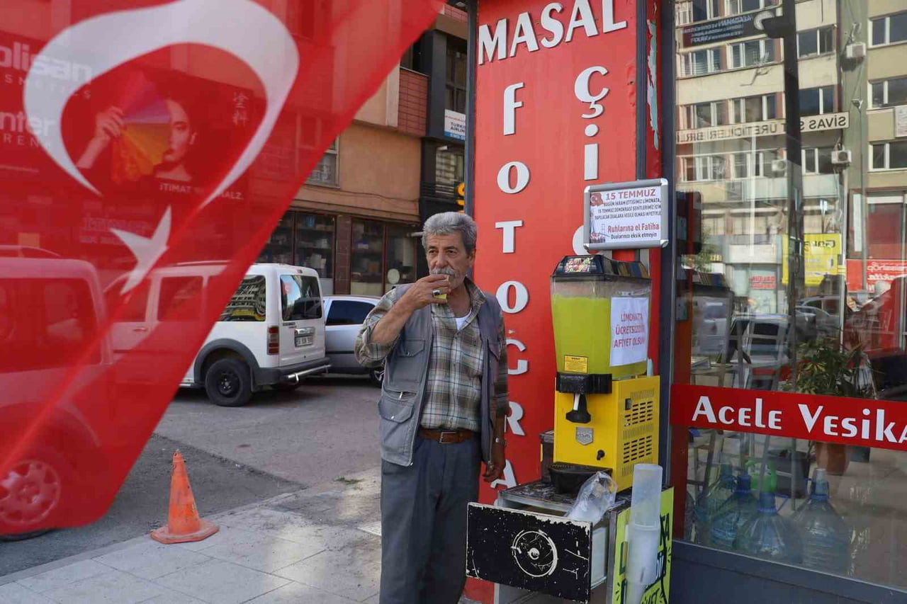 SİVAS'TA BİR ESNAF, 15 TEMMUZ DEMOKRASİ VE MİLLİ BİRLİK GÜNÜ DOLAYISIYLA İŞ YERİNİN ÖNÜNE KURDUĞU...