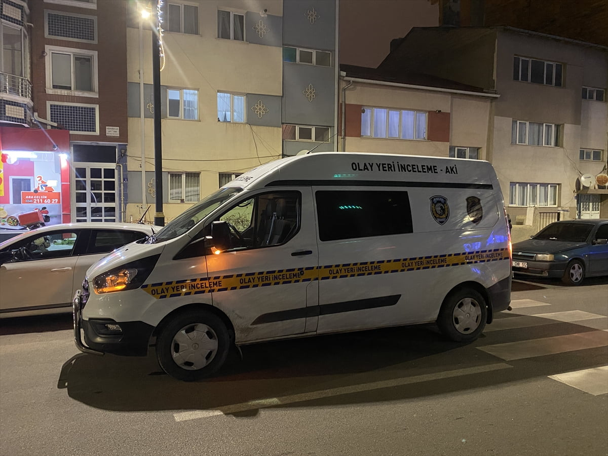 Sivas'ta bir kişi, tartıştığı ağabeyini bıçaklayarak öldürdü. İhbar üzerine olay yerine sağlık ve...