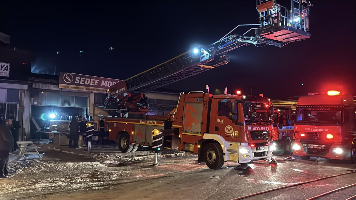 Sivas'ta bir mobilya atölyesinde çıkan yangın, itfaiye ekiplerince söndürüldü. Olay yerine itfaiye...