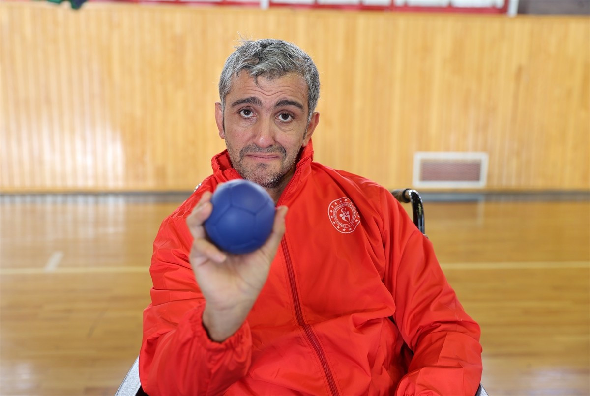 Sivas'ta biri doğuştan kas hastası, diğeri ise bedensel ve işitme engelli olan 2 sporcu, bocciada...