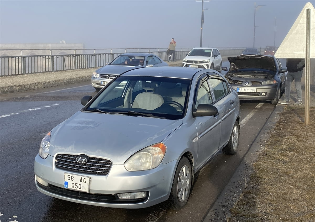 Sivas'ta buzlanma nedeniyle meydana gelen zincirleme trafik kazalarında 51 araçta hasar oluştu, 3...