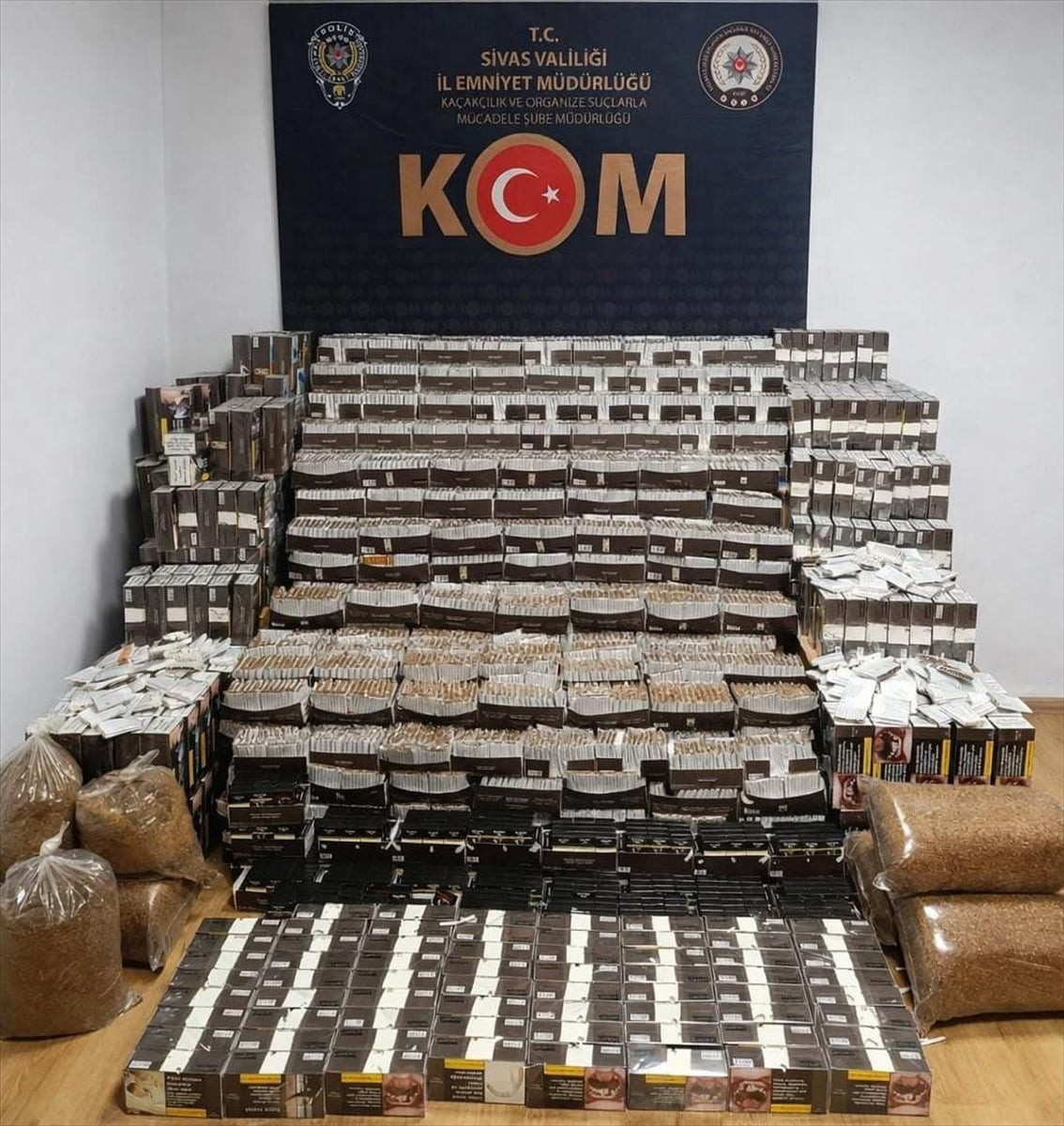 Sivas'ta düzenlenen kaçakçılık operasyonunda 126 bini dolu 293 bin makaron (filtreli sigara...