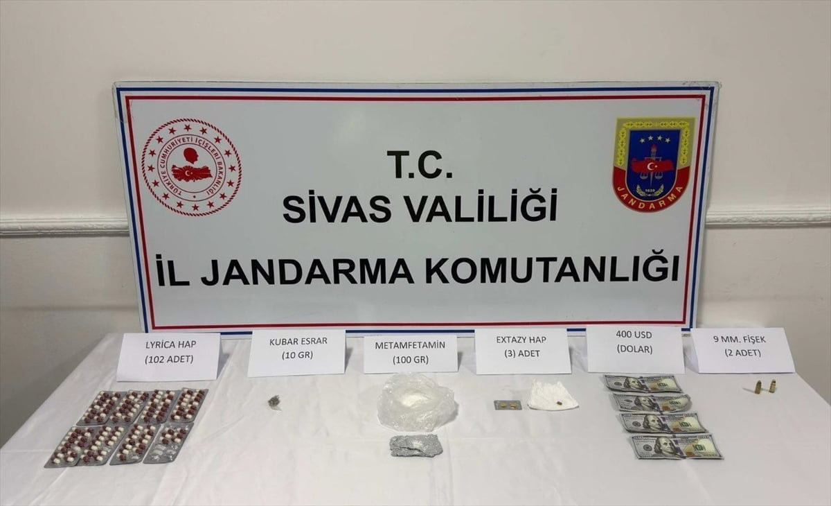 Sivas'ta düzenlenen uyuşturucu operasyonunda gözaltına alınan 3 şüpheli tutuklandı. Zanlıların ev...