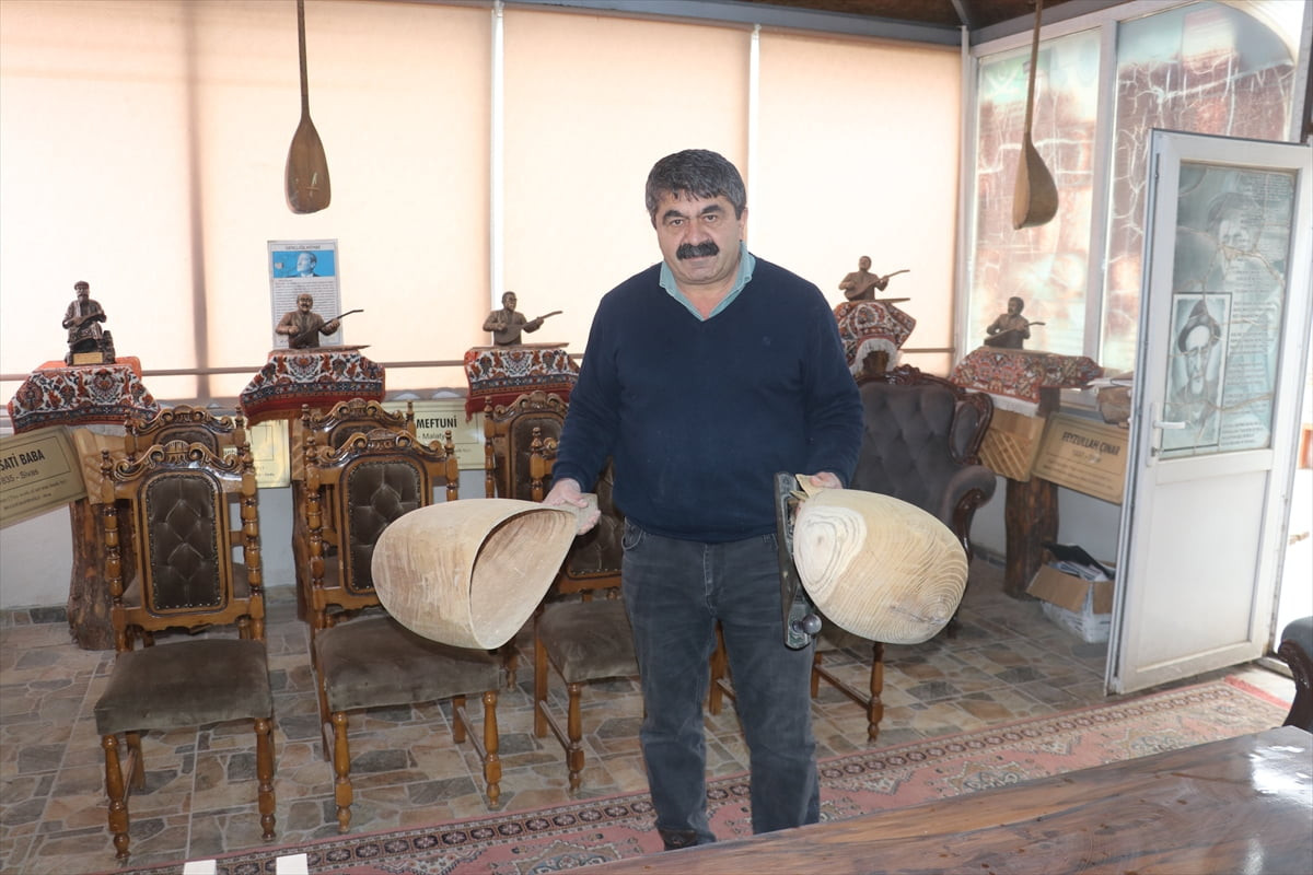Sivas'ta el yapımı bağlama üreten Şentürk İyidoğan, 2017'de kurduğu "Ozanlar Müzesi"nde açtığı...