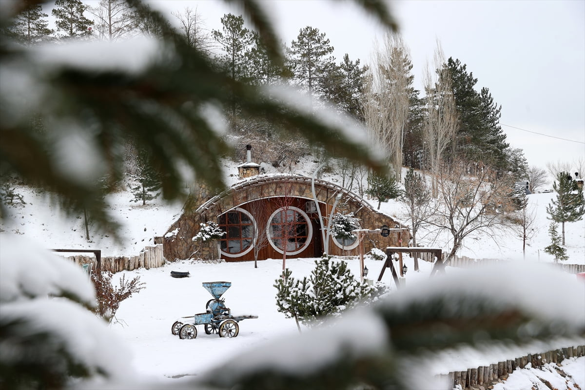 Sivas'ta etkili olan kar yağışının ardından Sivas Belediyesince "Yüzüklerin Efendisi" filmindeki...