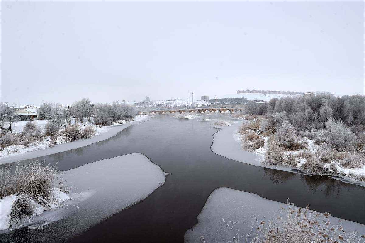 Sivas'ta etkisini gösteren soğuk hava nedeniyle Türkiye'nin en uzun nehri Kızılırmak'ın yüzeyi...