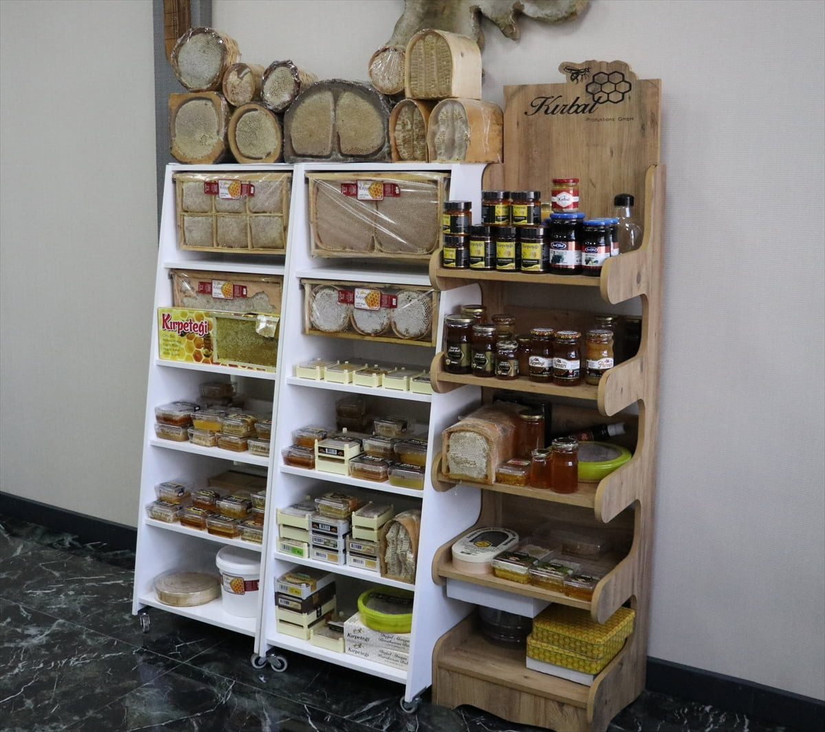 Sivas'ta faaliyet gösteren bir firma, bölgeden temin ettiği petek ve süzme balları hem iç piyasada...