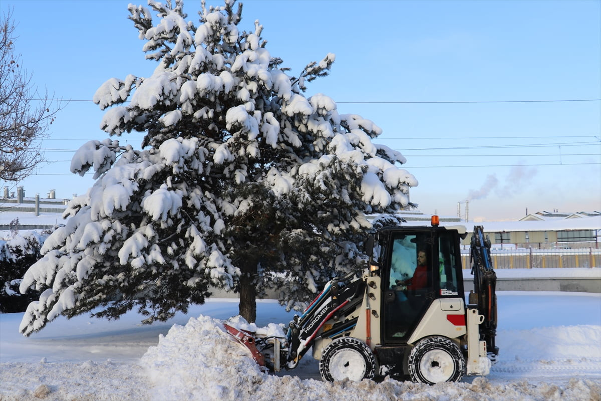 Sivas'ta, gece etkisini kaybeden kar yağışının ardından soğuk hava etkili olmaya başladı. Öte...