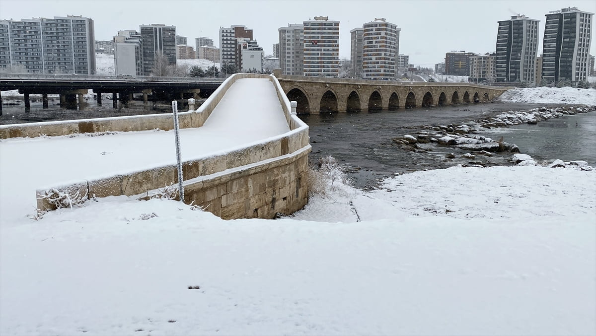 Sivas'ta gece saatlerinde başlayan kar yağışı etkili oluyor. Kar yağışı sonrası Tarihi Eğri...