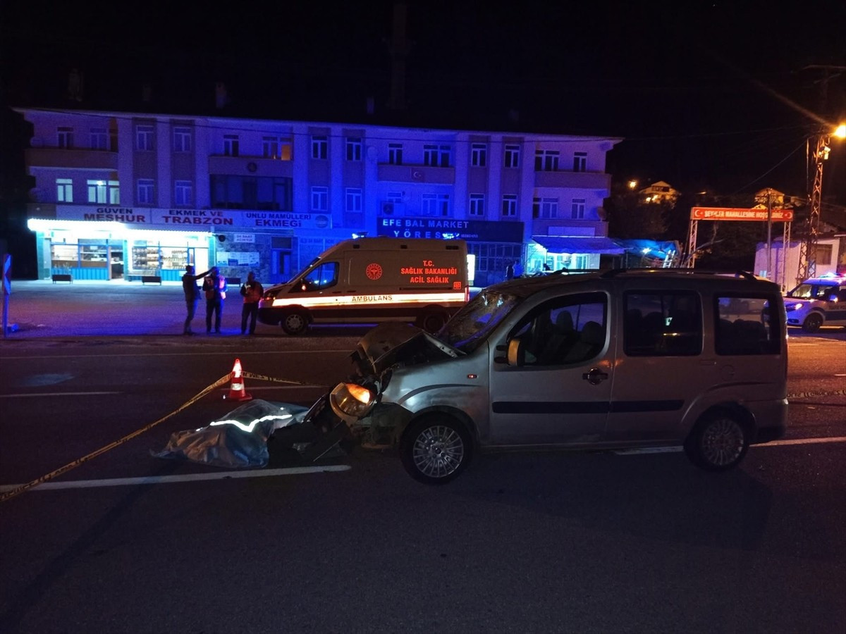 Sivas'ta hafif ticari aracın çarptığı yaya yaşamını yitirdi. Kaza yerine sağlık ve polis ekibi...