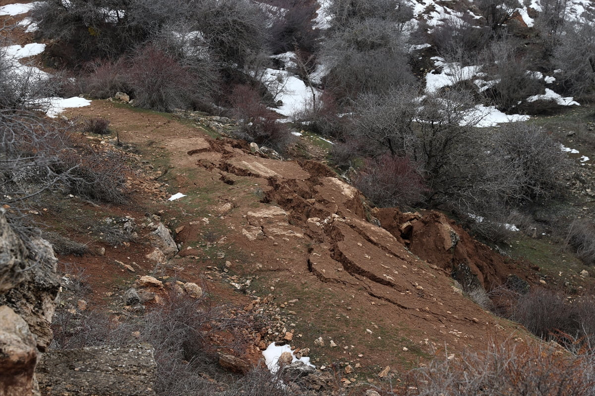 Sivas'ta iki köy arasındaki bağlantı yolunda meydana gelen heyelan sonrası ekipler bölgede...