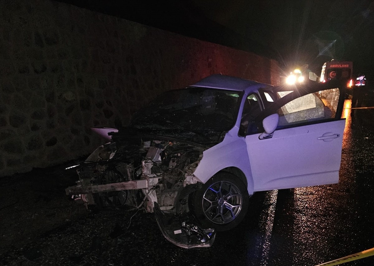 Sivas'ta iki otomobilin çarpıştığı trafik kazasında 1 kişi öldü, 2 kişi yaralandı.