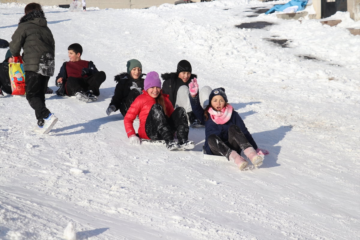 Sivas'ta kar yağışı nedeniyle eğitime ara verilmesini fırsat bilen çocuklar, tepsi, poşet ve...