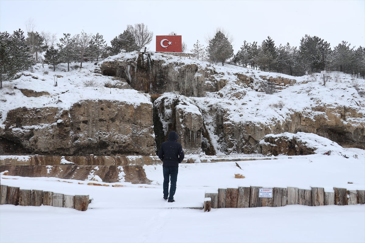 Sivas'ta kar yağışı ve soğuk hava etkisini sürdürüyor. Kentte dün gece başlayan ve aralıklarla...