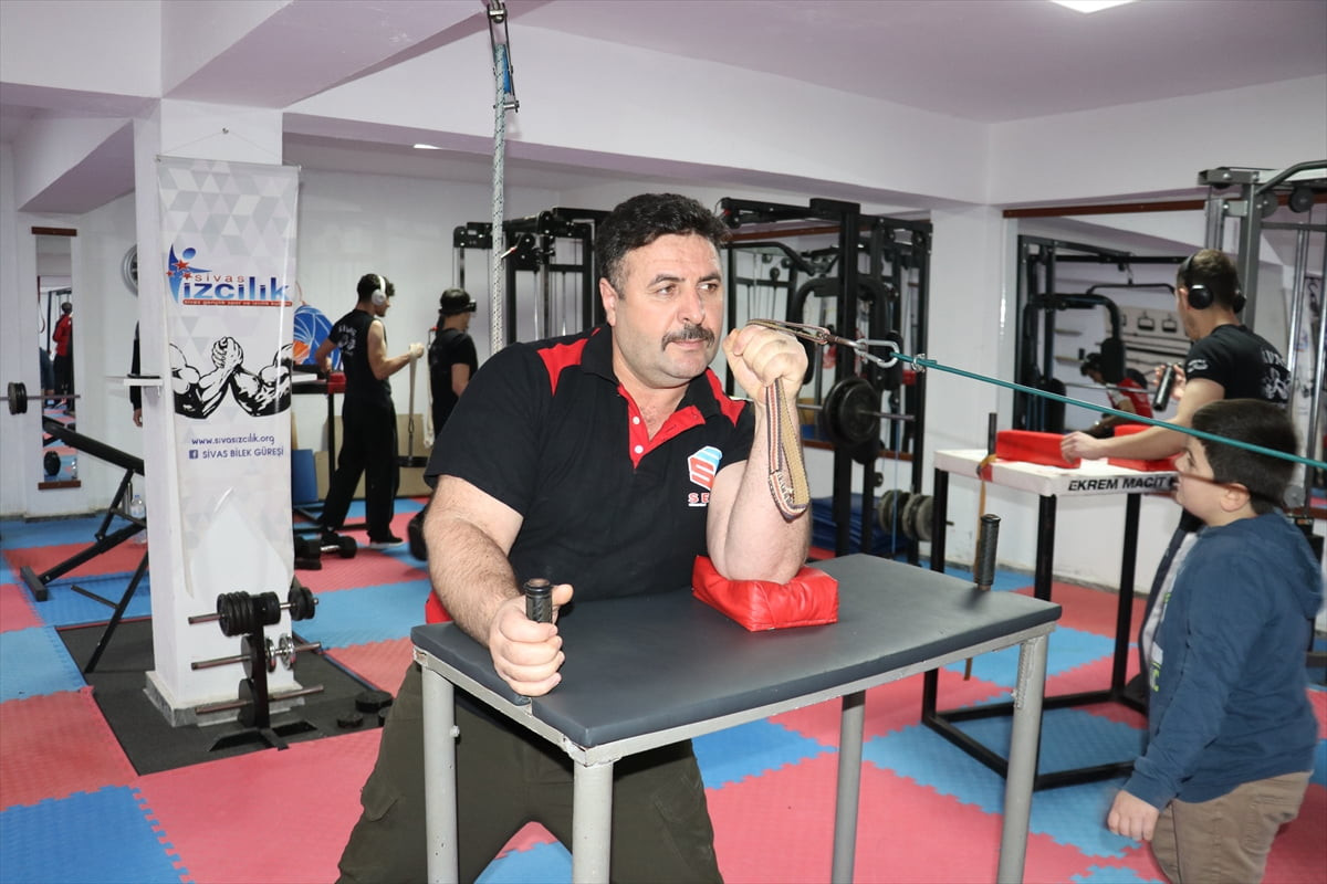 Sivas'ta milli bilek güreşçiler, gelecek ay Yalova'da düzenlenecek Türkiye Bilek Güreşi...