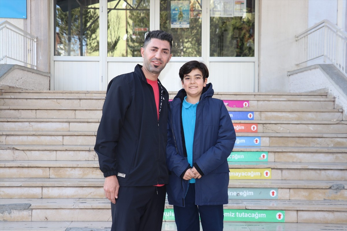 Sivas'ta nefes borusuna mandalina kaçan Recep Handan Ortaokulu 6-D sınıfı öğrencisi Çağdaş...