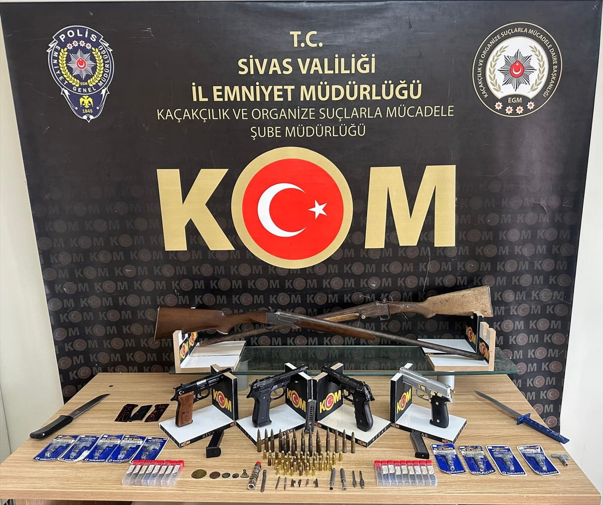  Sivas'ta polis ekiplerince düzenlenen silah ve mühimmat kaçakçılığı operasyonunda gözaltına...