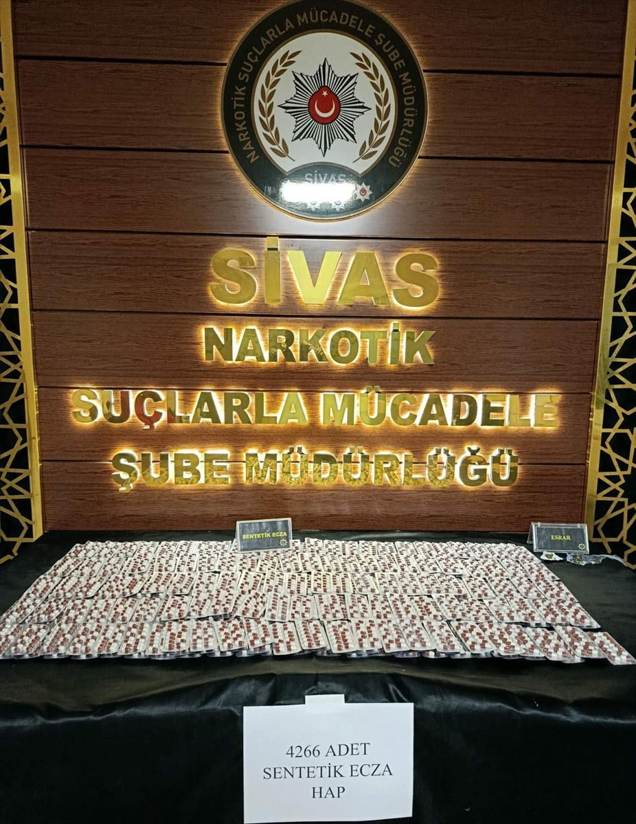 Sivas'ta polis ekiplerince düzenlenen uyuşturucu operasyonunda gözaltına alınan 4 zanlıdan 2'si...