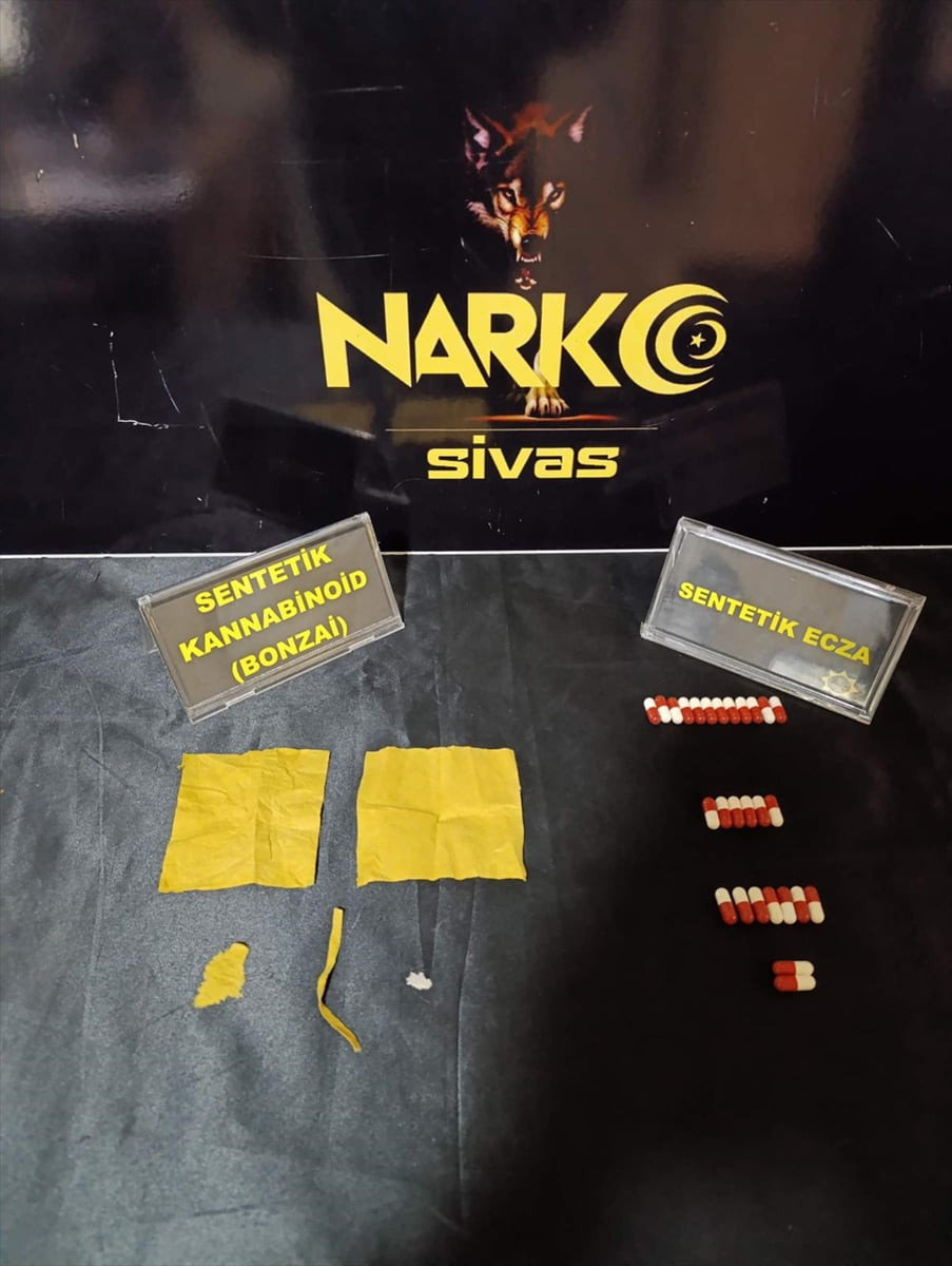 Sivas'ta polis ekiplerince düzenlenen uyuşturucu operasyonunda gözaltına alınan 8 zanlıdan 3'ü...