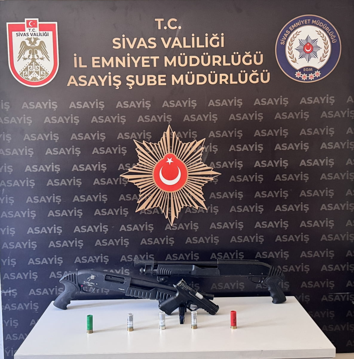 Sivas'ta pompalı tüfeklerle bir otomobile ateş açtıkları gerekçesiyle gözaltına alınan 7 zanlıdan...