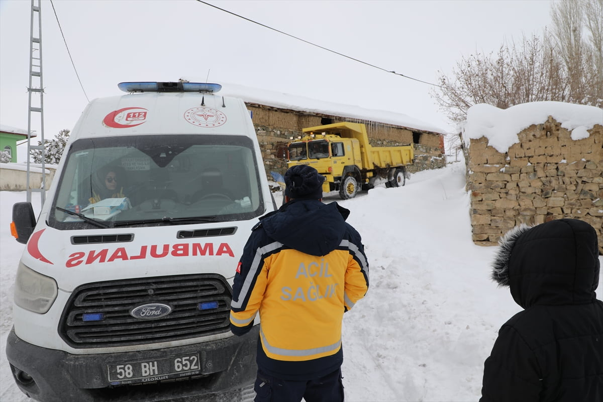Sivas'ta rahatsızlanan kadın, kar nedeniyle kapanan köy yolunun İl Özel İdaresi ekiplerince...