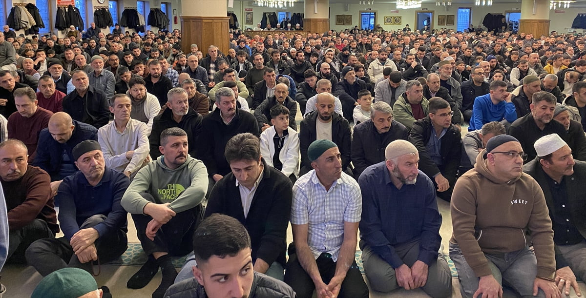 Sivas'ta Ramazan Bayramı dolayısıyla Yukarı Tekke'de bulunan Ayyıldız Camisinde bayram namazı...