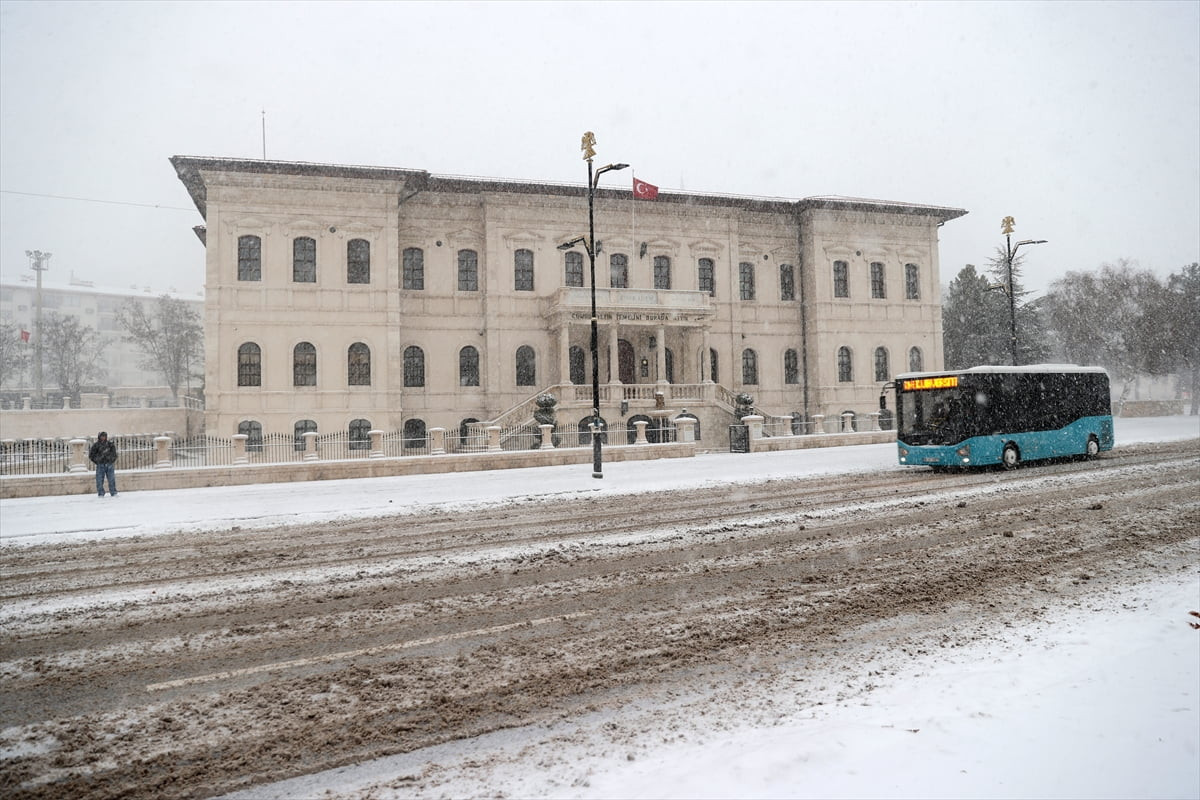 Sivas'ta sabah saatlerinde başlayan kar yağışı etkili oldu. Kar yağışının ardından tarihi kent...