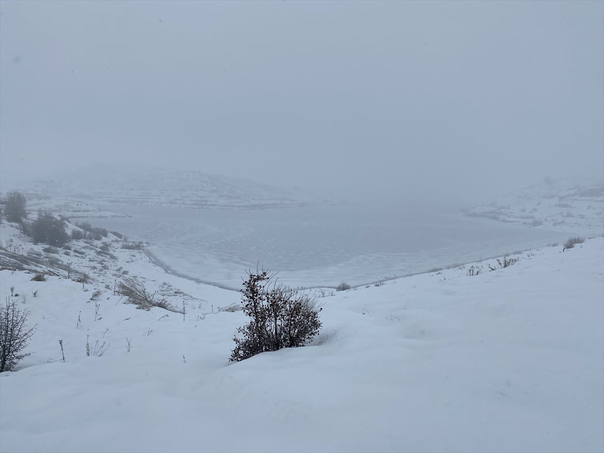 Sivas'ta şehrin içme suyu ihtiyacını karşılayan 4 Eylül Barajı'nın yüzeyi soğuk havanın etkisiyle...