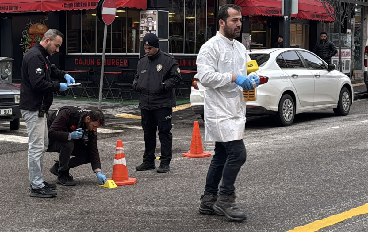 Sivas'ta silahla yaralanan 1 kişi hastanede tedavi altına alındı. Polis ekipleri olay yerinde...