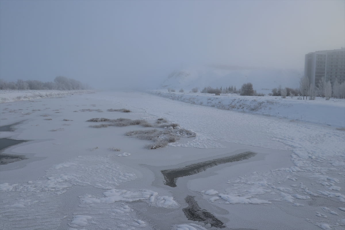 Sivas'ta soğuk hava etkili oluyor. Sivas'ın İmranlı ilçesindeki Kızıldağ'ın güney yamaçlarından...