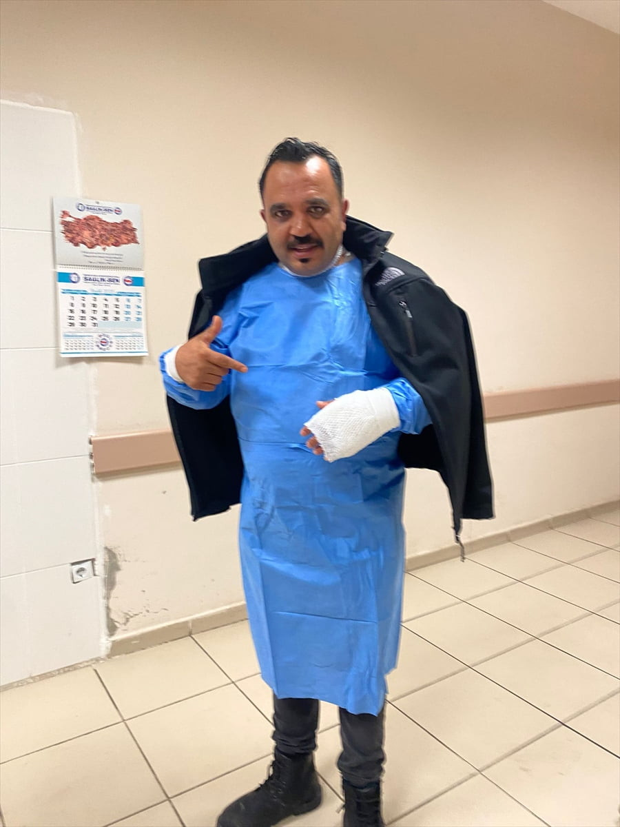 Sivas'ta soğuk havayı test etmek isteyen esnaf Raşit Yıldırım, havaya savurduğu sıcak suyun...