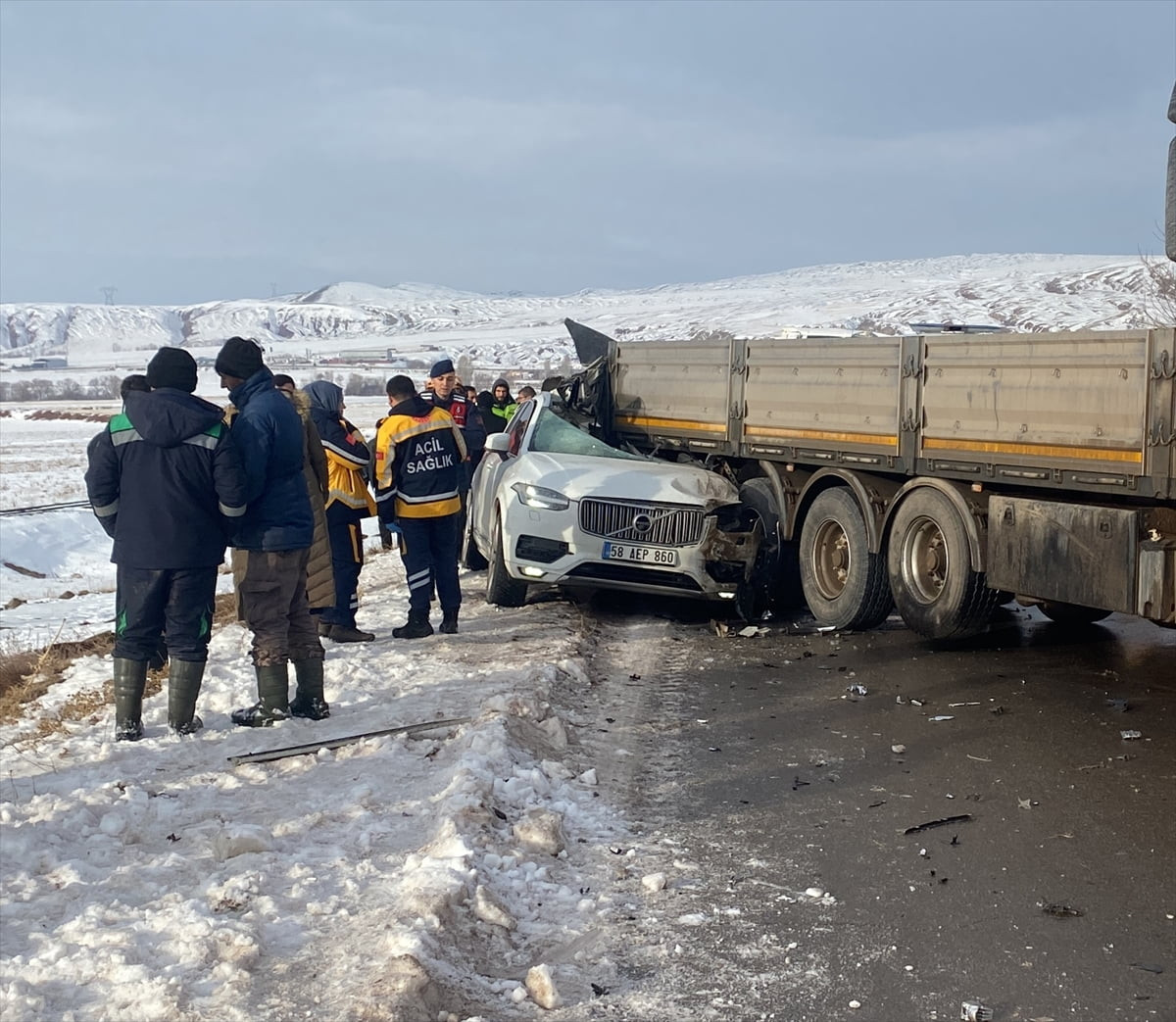 Sivas'ta tır ve iki otomobilin karıştığı trafik kazasında 1 kişi hayatını kaybetti, 2 kişi...