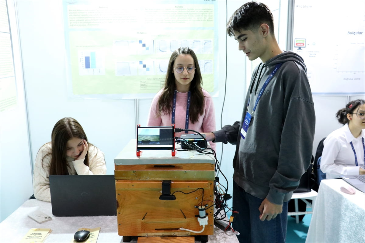 Sivas'ta yaşayan 10. sınıf öğrencisi Yusuf Boyraz (sağda), amcasının peteklerine gelen eşek...